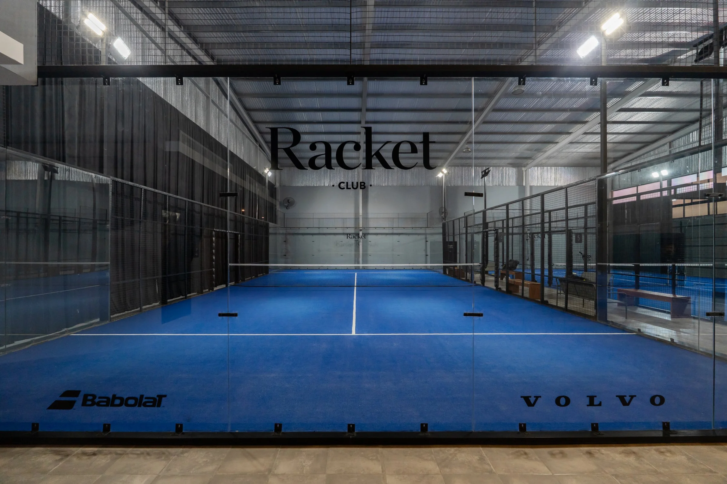 Cancha de pádel con sponsors — Racket Club